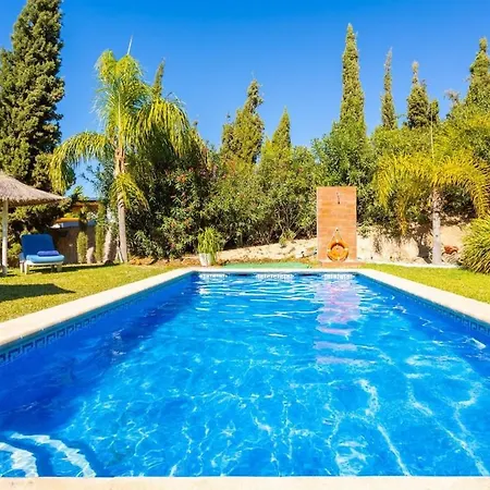 En Nerja, Piscina Y Gran Jardín * Nerja